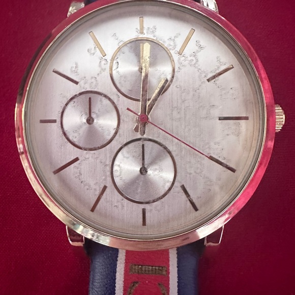 GUCCI G-Timeless Dial blue,red and white  Strap new - Picture 10 of 17